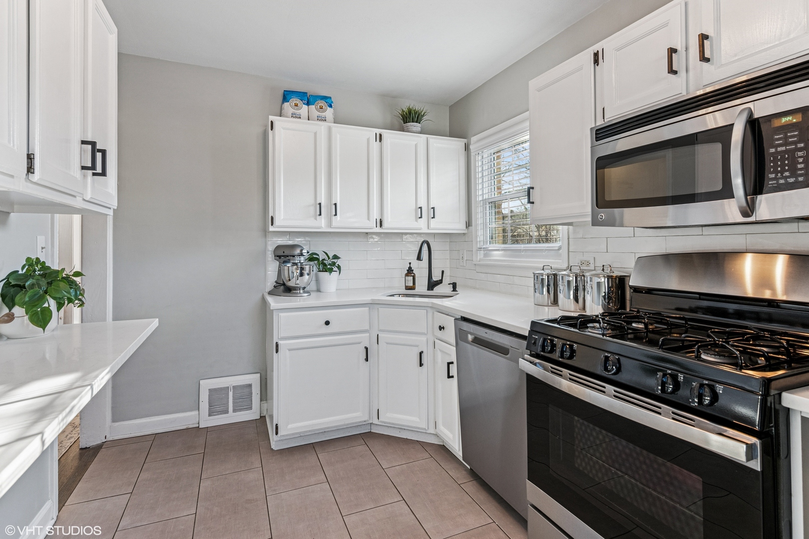 842 Pick Street Wheaton, IL 60187 - Photo 7 of 27 Gallery Image 7
