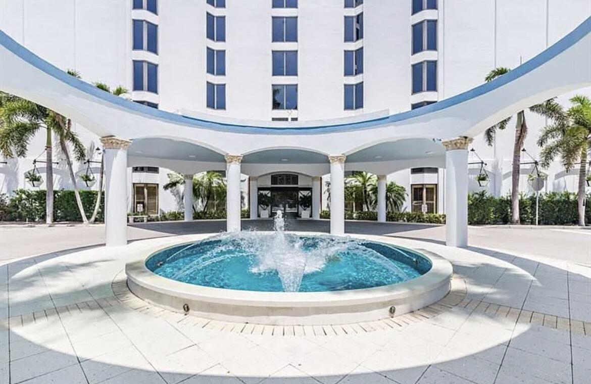 3800 Washington Road, Unit 310 West Palm Beach, FL 33405 - Photo 13 of 14 a view of a building with a tub