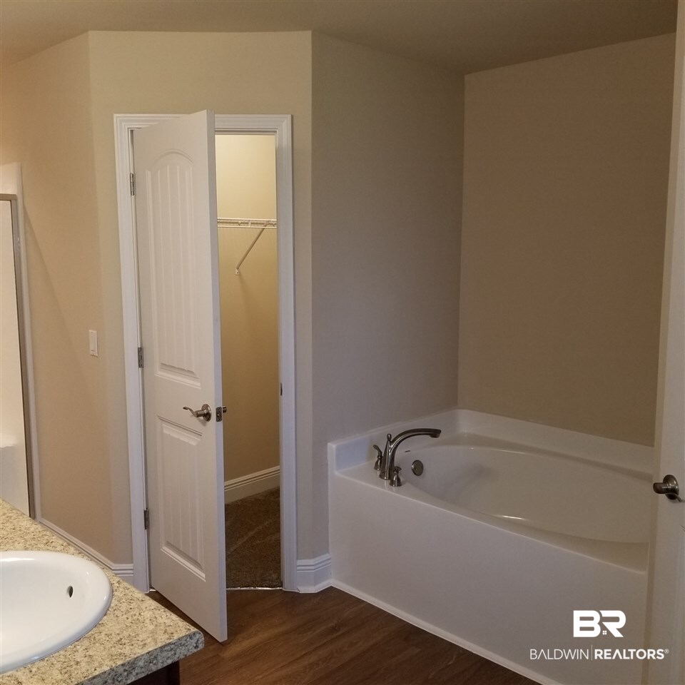 14606 Troon Drive Foley, AL 36535 - Photo 16 of 18 Deep garden tub with side mount faucet