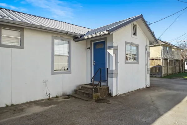 a view of a house with porch