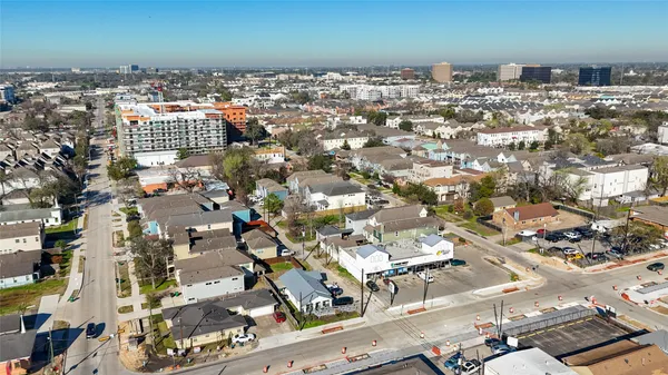 $3,900 | 2009 North Durham Drive, Houston, TX 77008