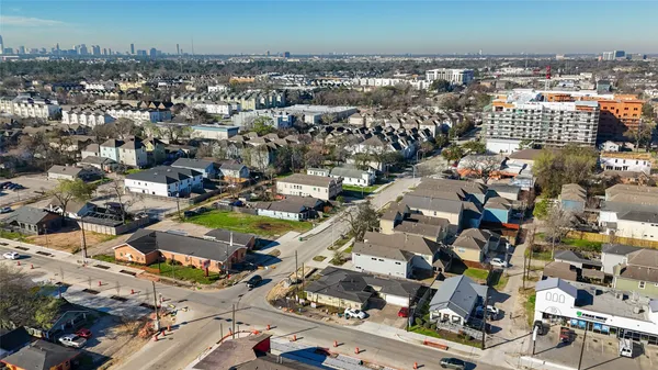 $3,900 | 2009 North Durham Drive, Houston, TX 77008