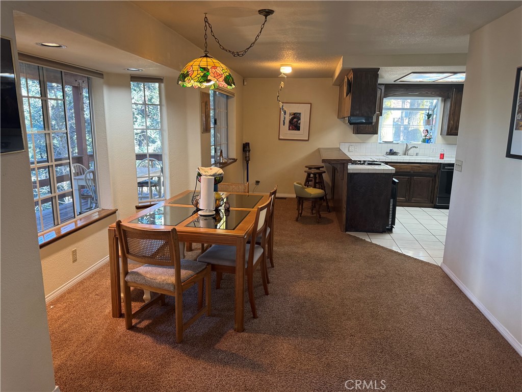 21564 Jobs Peak Road Cedarpines Park, CA 92322 - Photo 13 of 25 Dining area