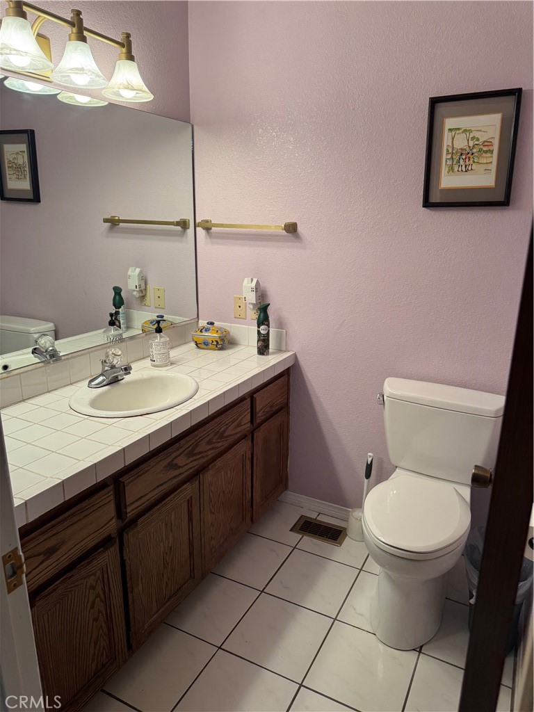 21564 Jobs Peak Road Cedarpines Park, CA 92322 - Photo 17 of 25 1/2 Bathroom on Main floor