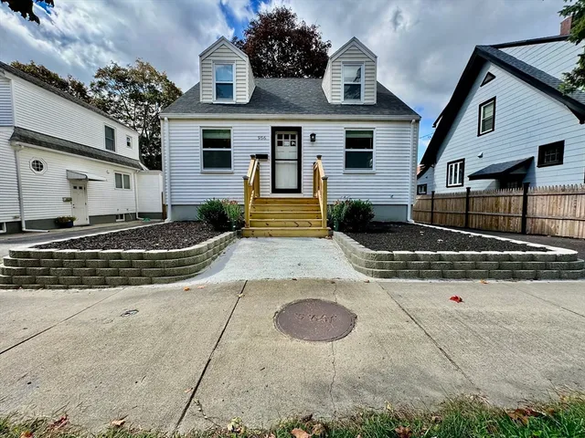 a view of a house with backyard