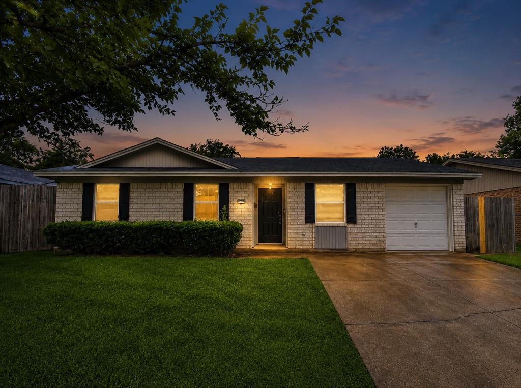 1231 Rutherford Drive Mesquite, TX 75149 - Photo 2 of 29 a front view of a house with a garden