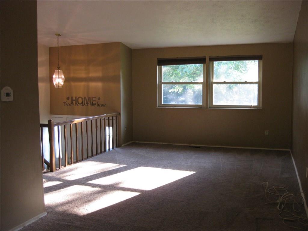 149 Summit Ridge Drive Bridgeville, PA 15017 - Photo 7 of 20 Living Room