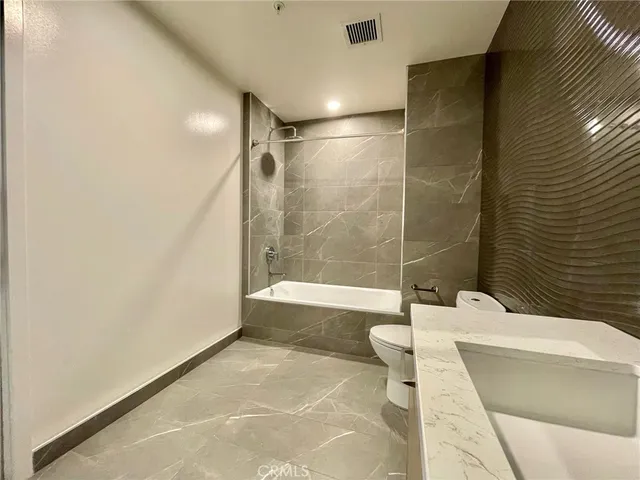 $2,050 | 400 South Broadway, Unit 1202, Los Angeles, CA 90013