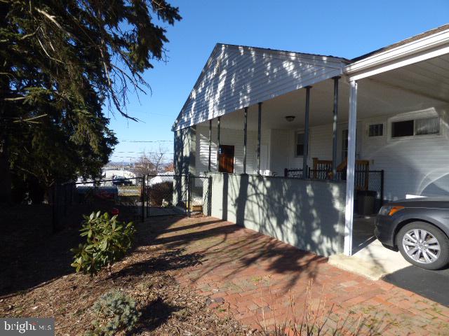 437 Edgehill Road York, PA 17403 - Photo 13 of 19 Side of home.
