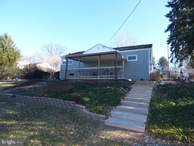 437 Edgehill Road York, PA 17403 - Photo 16 of 19 Rear view of property.
