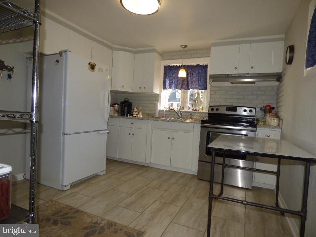 437 Edgehill Road York, PA 17403 - Photo 6 of 19 Kitchen