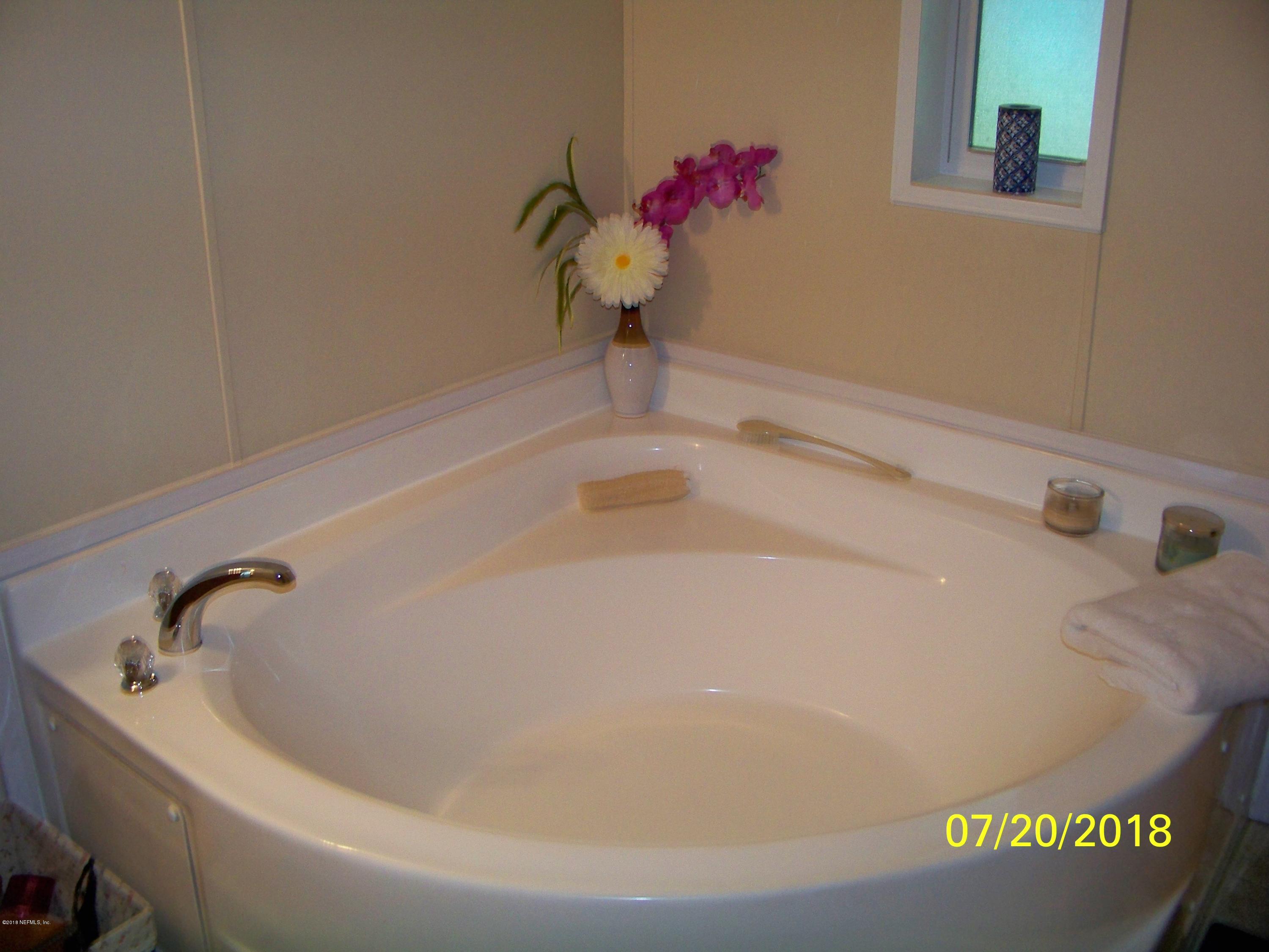 54314 Lawhon Road West Callahan, FL 32011 - Photo 10 of 30 a bathroom with a tub