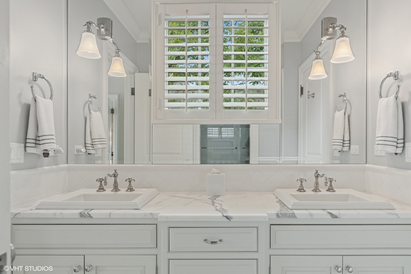 725 Walden Road Winnetka, IL 60093 - Photo 39 of 84 a bathroom with a sink and a mirror