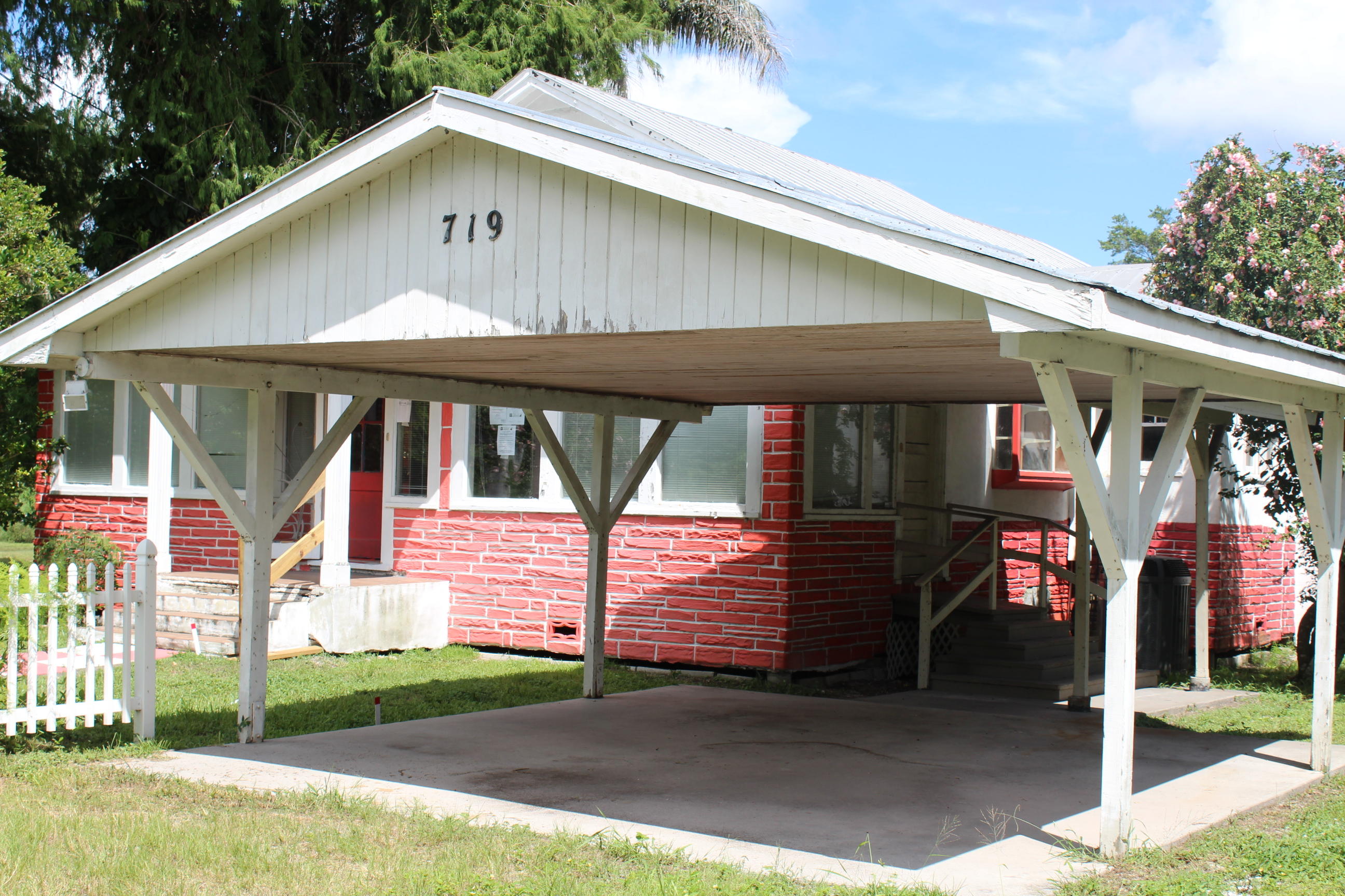 719 Bacom Point Road Pahokee, FL 33476 - Photo 1 of 10 Huge home