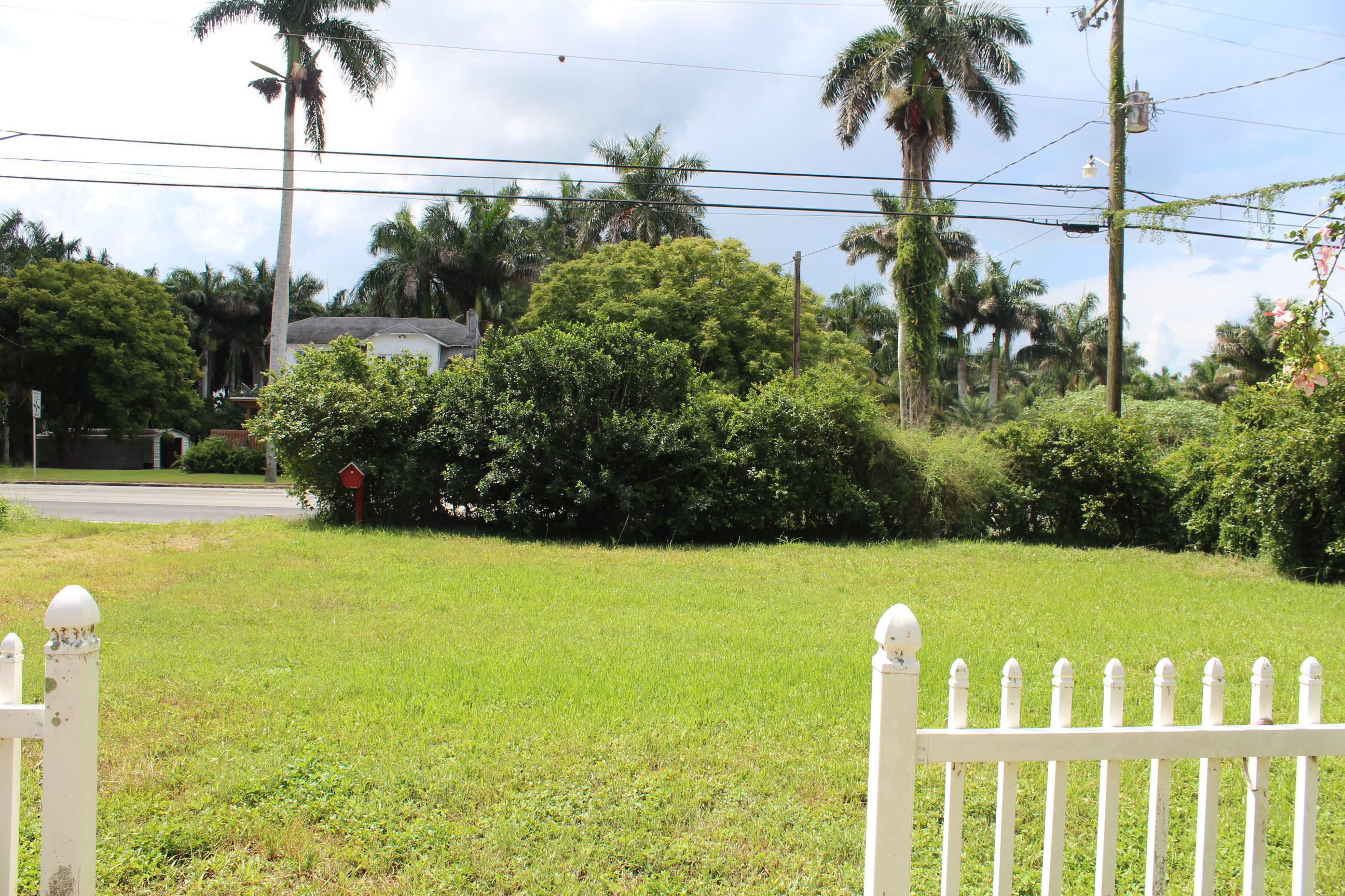 719 Bacom Point Road Pahokee, FL 33476 - Photo 2 of 10 Great front yard