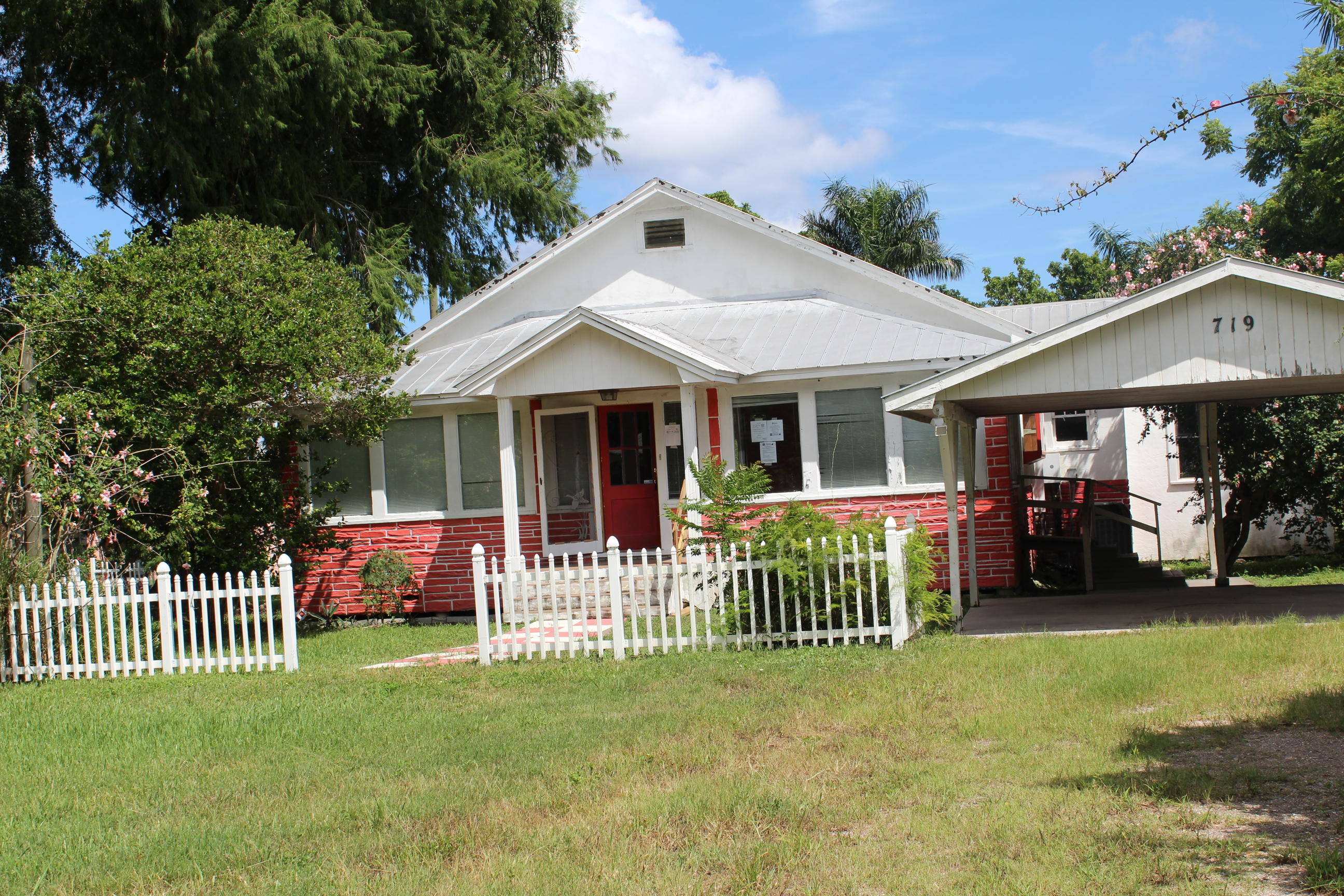 719 Bacom Point Road Pahokee, FL 33476 - Photo 9 of 10 Nice setting.