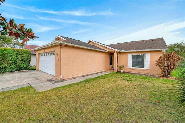 a view of a house with a yard