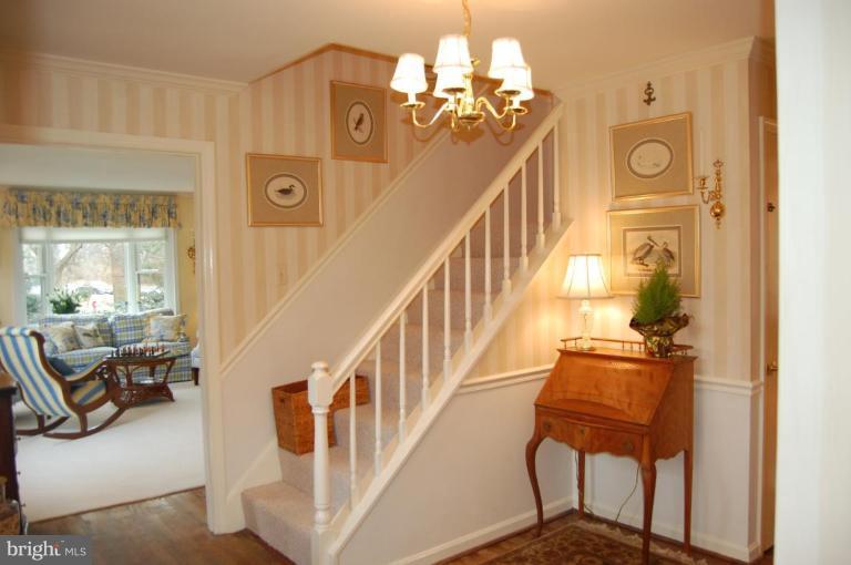 11481 Bingham Terrace Reston, VA 20191 - Photo 4 of 30 Entrance / Foyer
