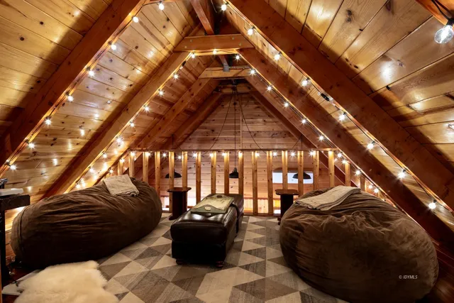 a view of entryway with a hall