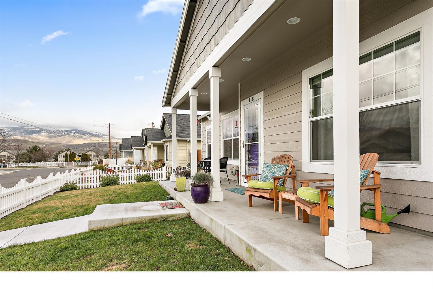 118 Suncrest Road Talent, OR 97540 - Photo 2 of 23 Inviting front porch