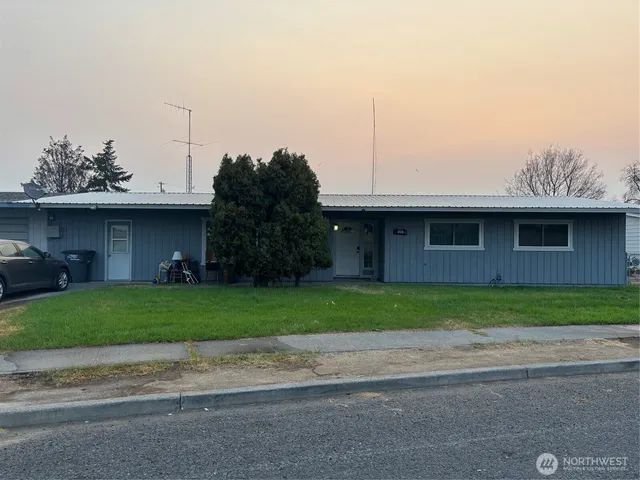 a view of a yard in front of a house
