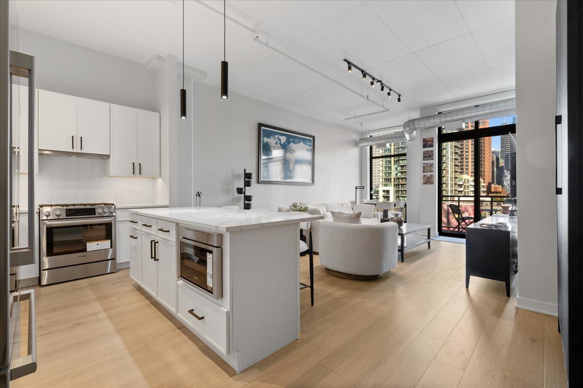 740 West Fulton Street, Unit 507 Chicago, IL 60661 - Photo 2 of 27 a kitchen with stove and cabinets