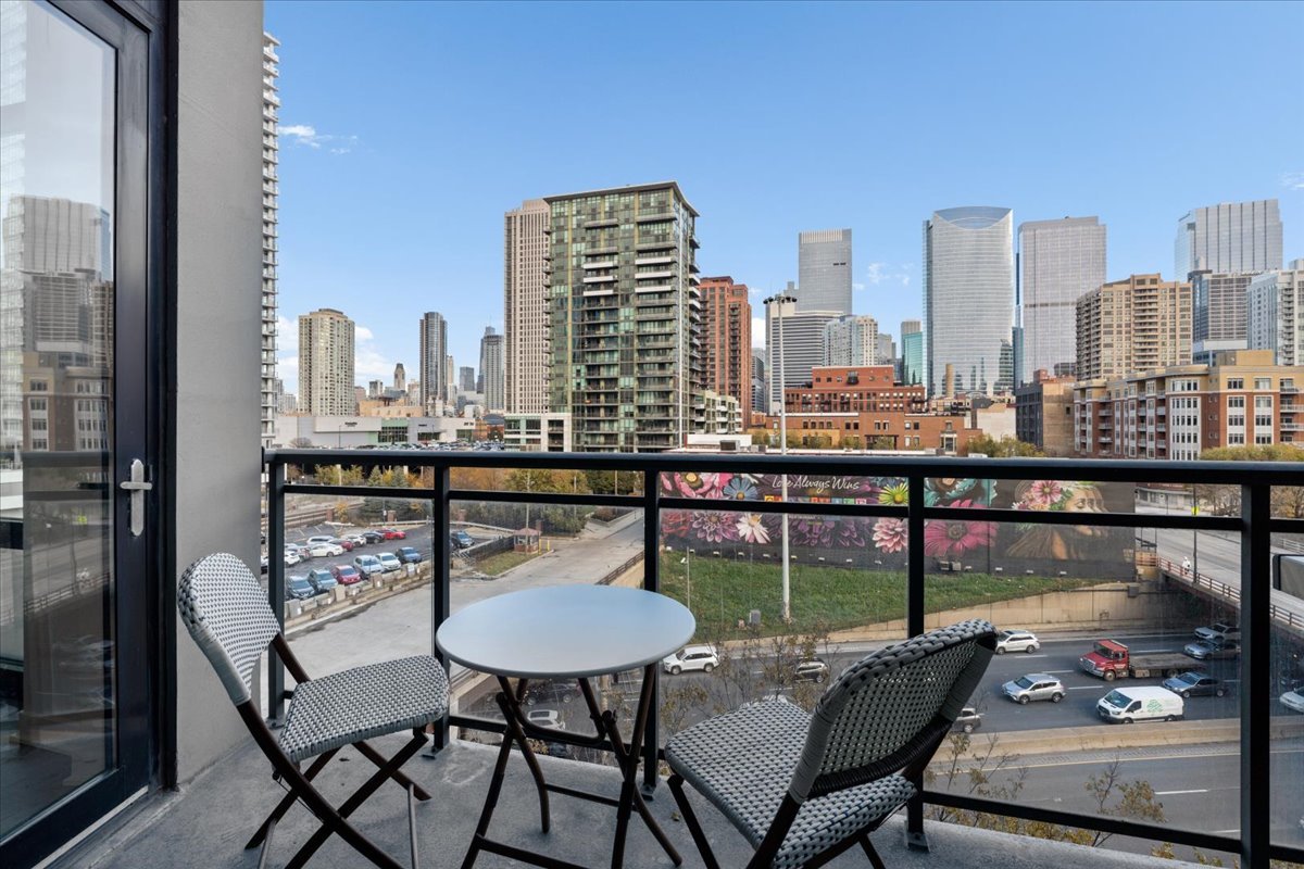 740 West Fulton Street, Unit 507 Chicago, IL 60661 - Photo 24 of 27 a view of a terrace with sitting area