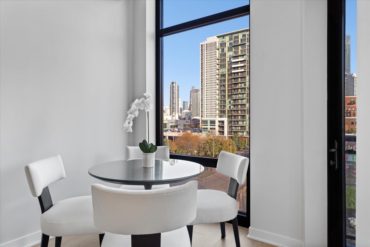 740 West Fulton Street, Unit 507 Chicago, IL 60661 - Photo 8 of 27 a dining room with furniture and a window