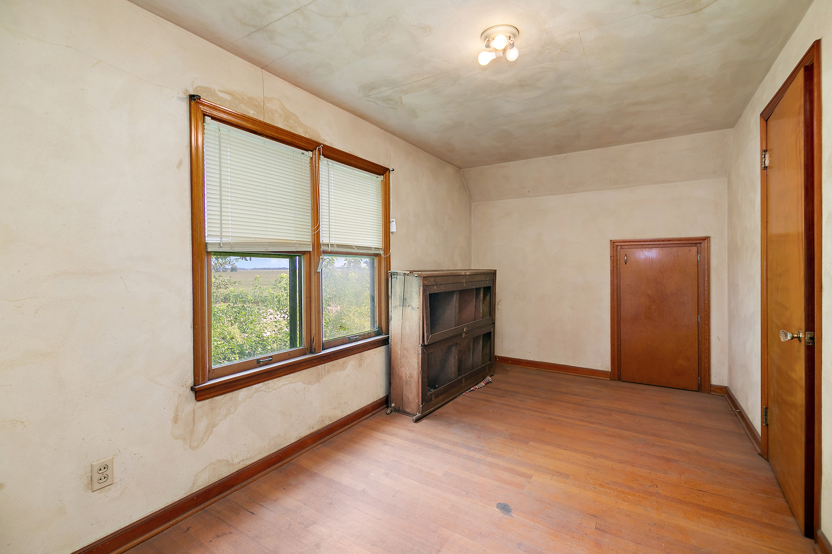 12710 West 1000N Road Herscher, IL 60941 - Photo 12 of 30 an empty room with windows and closet