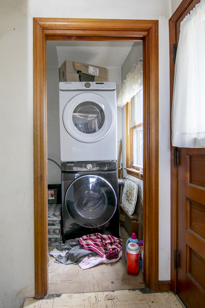 12710 West 1000N Road Herscher, IL 60941 - Photo 8 of 30 a utility room with dryer and washer
