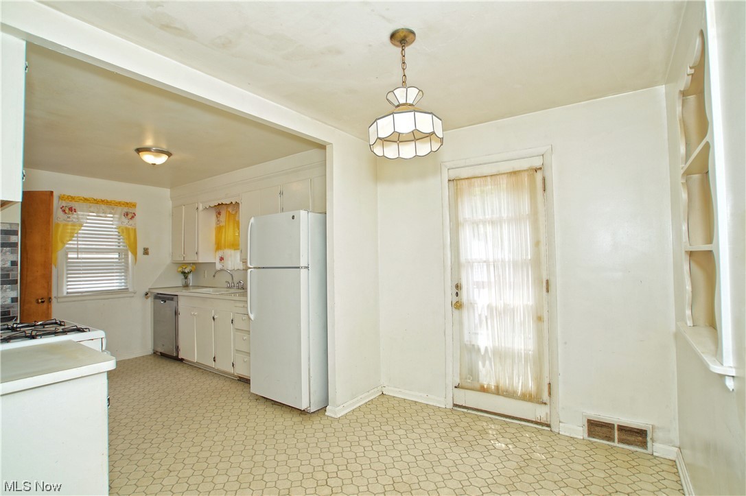 4408 Adrian Road Cleveland, OH 44121 - Photo 17 of 35