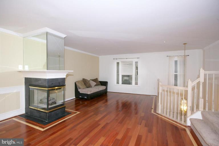 116 Ridgepoint Place Gaithersburg, MD 20878 - Photo 6 of 30 Living Room
