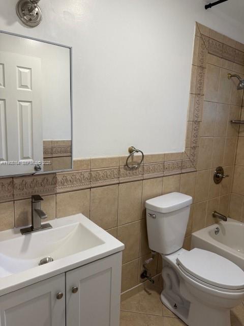 828 Fairway Drive Plantation, FL 33317 - Photo 6 of 14 a bathroom with a toilet a sink and mirror