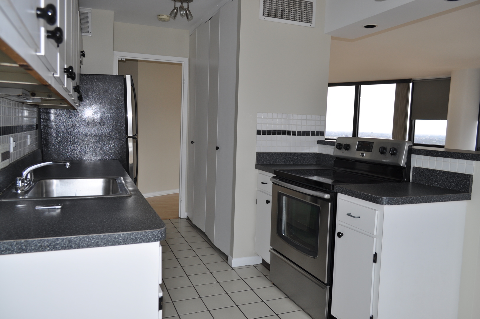 5415 North Sheridan Road, Unit 3911 Chicago, IL 60640 - Photo 4 of 16