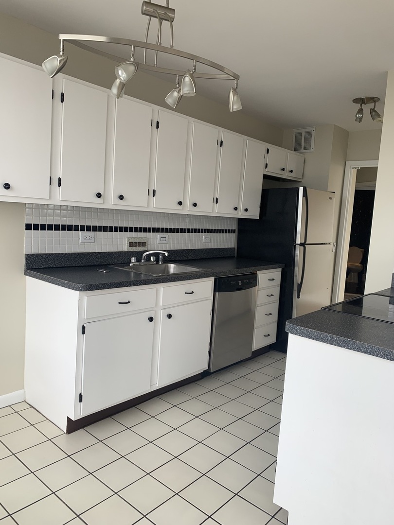 5415 North Sheridan Road, Unit 3911 Chicago, IL 60640 - Photo 10 of 16
