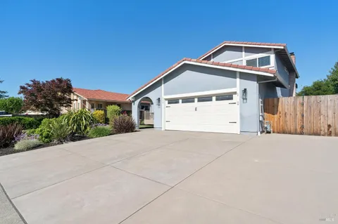 $1,049,000 | 112 Rose Petal Court, Petaluma, CA 94954