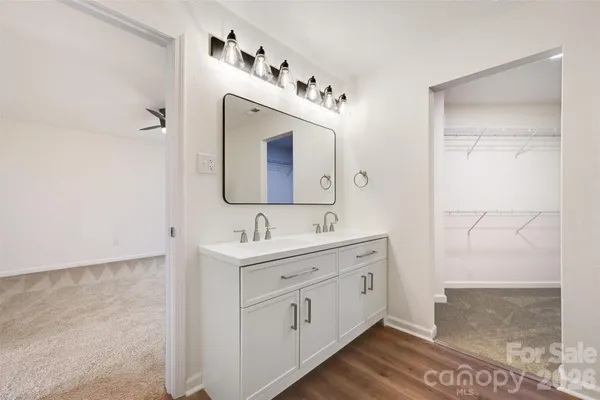 a en suite bathroom with a double vanity sink and mirror
