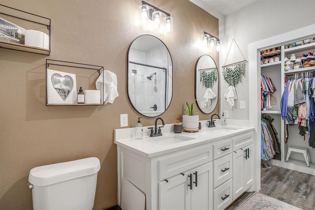 9720 Scenic View Court Rio Vista, TX 76093 - Photo 15 of 31 a bathroom with 2 sink and a mirror