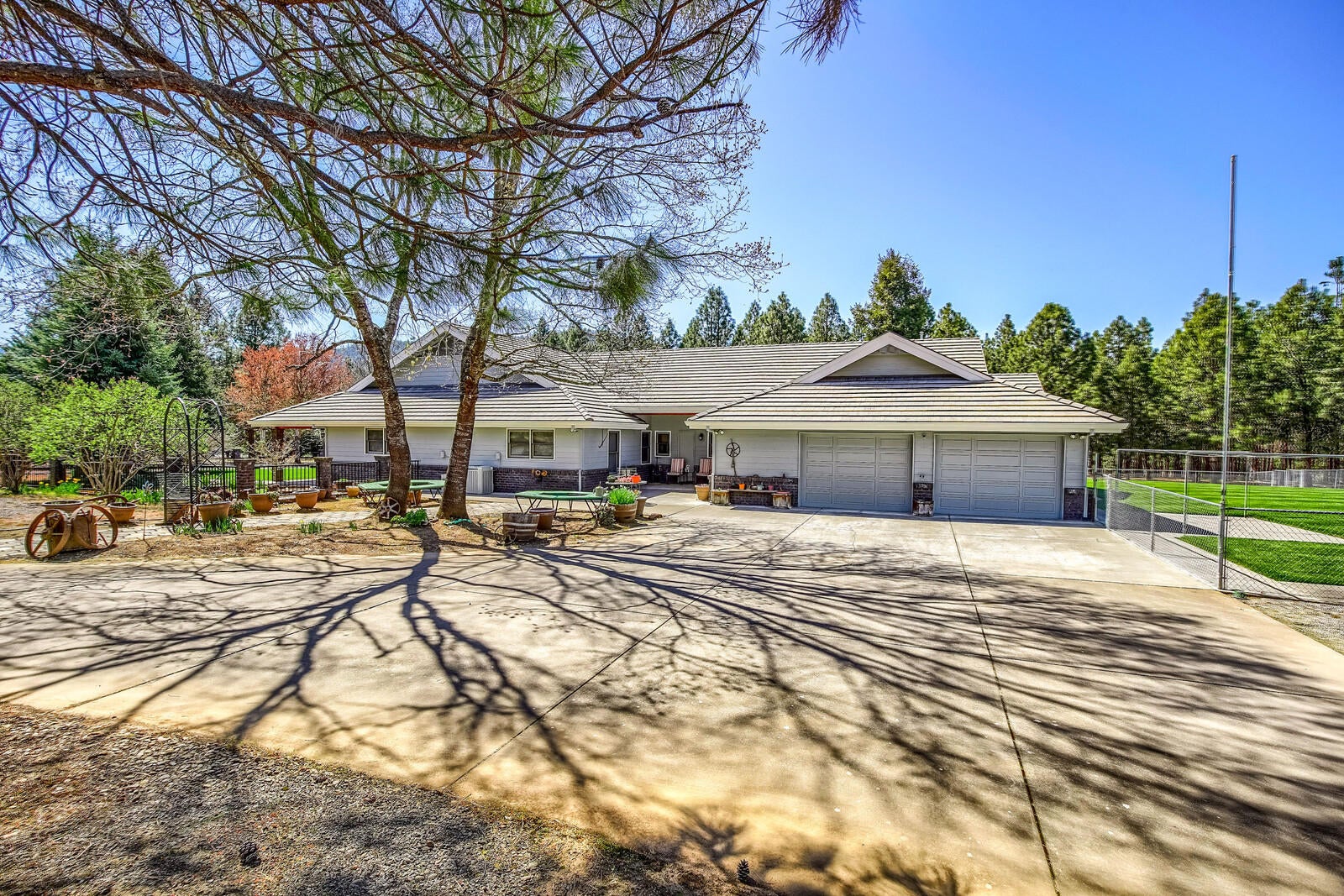 12300 Blackwell Road Central Point, OR 97502 - Photo 65 of 76 Oversized garage