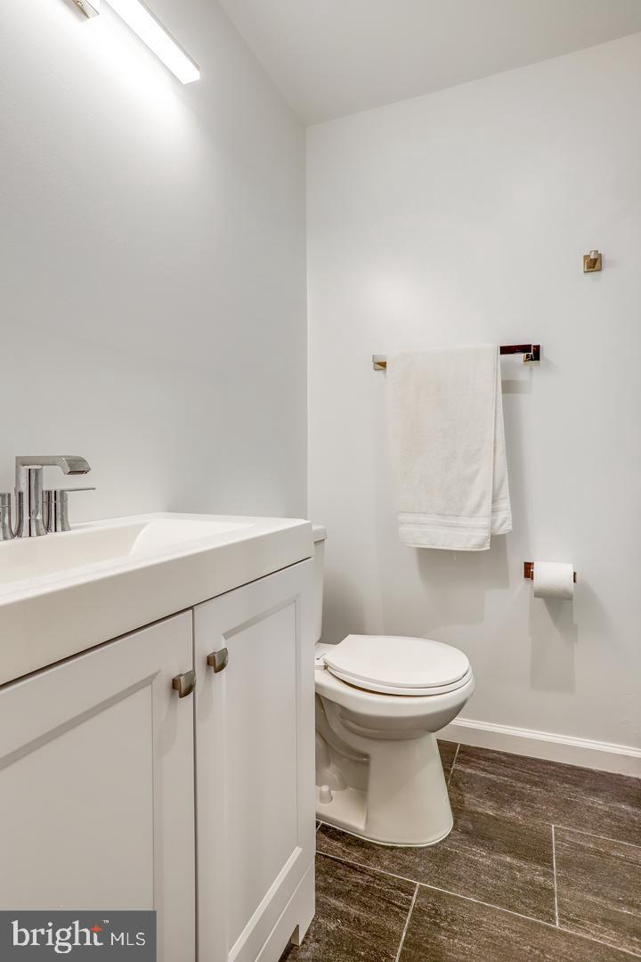 931 Welham Green Road Great Falls, VA 22066 - Photo 45 of 75 a bathroom with a toilet and a sink