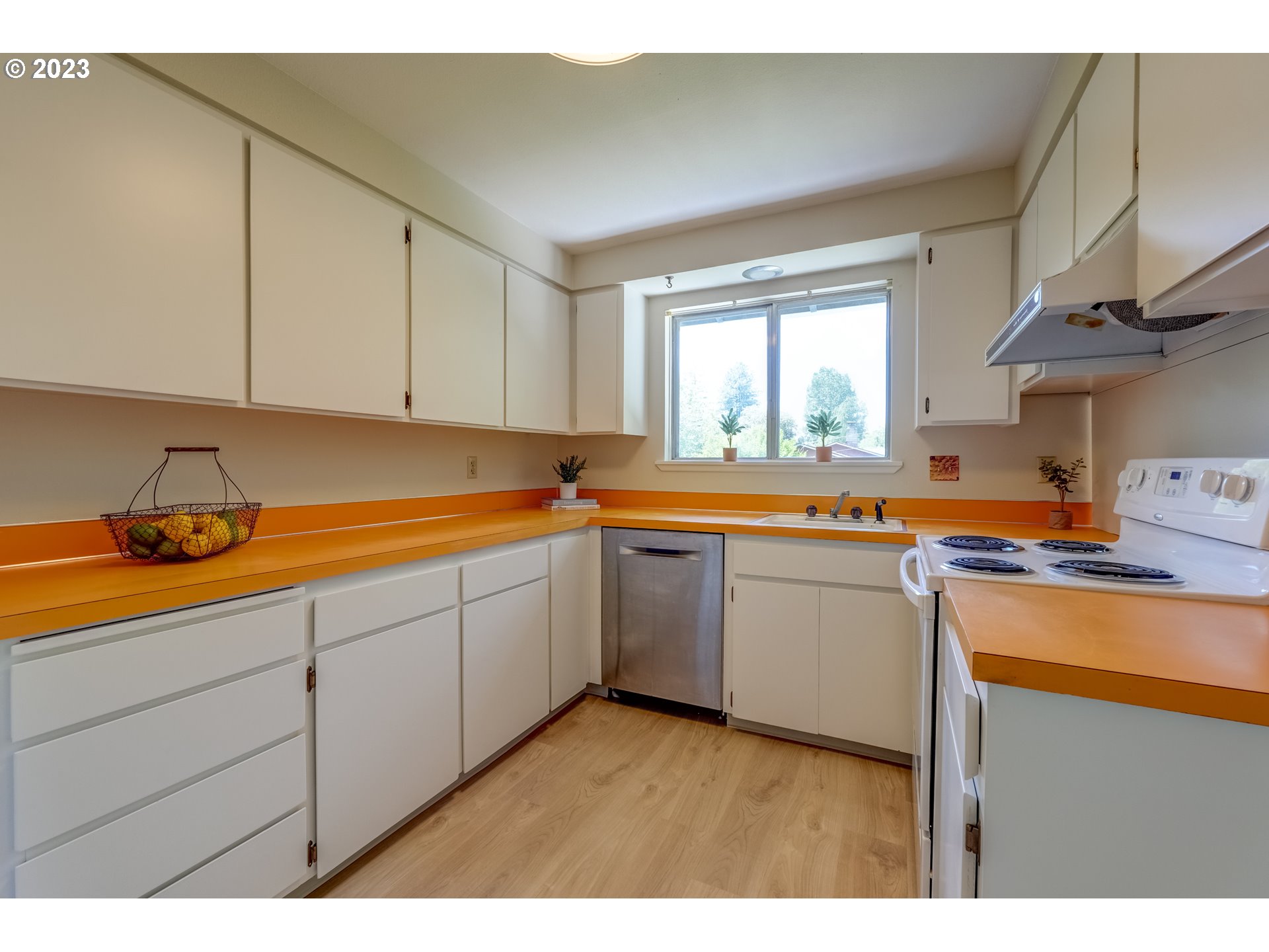 18340 Southwest Rosa Road Beaverton, OR 97078 - Photo 10 of 41 Kitchen