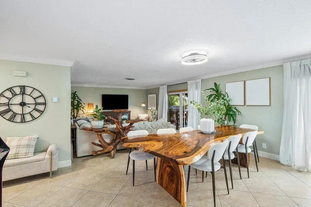 a view of a livingroom with furniture