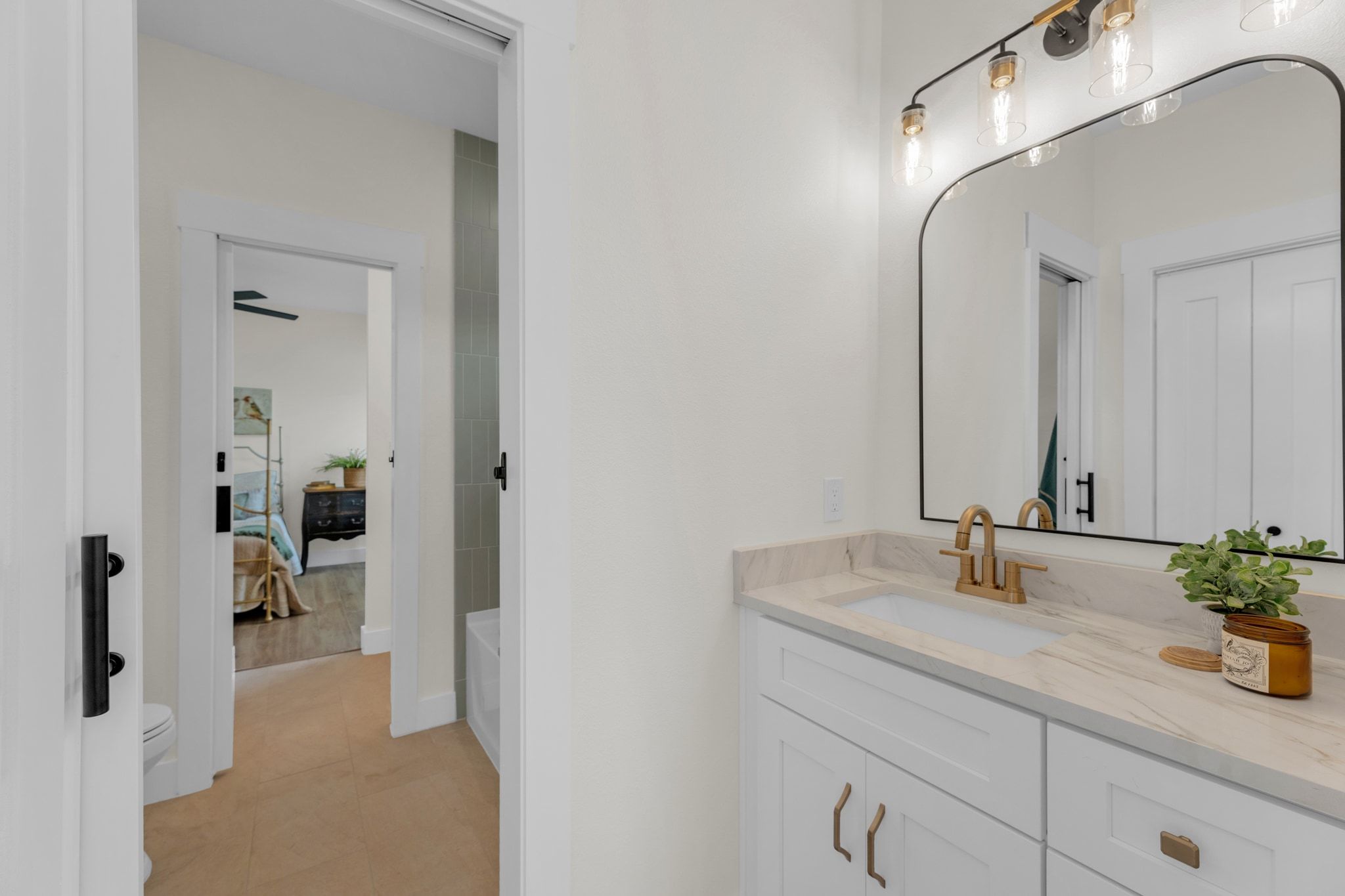 2102 South Church Street Georgetown, TX 78626 - Photo 20 of 40 Jack and Jill bathroom