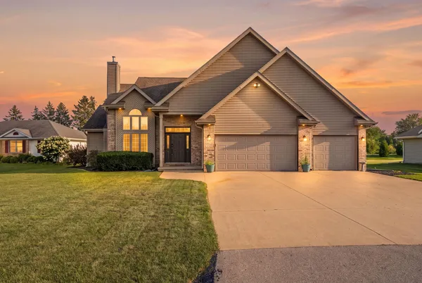 $424,900 | 2705 Oakwood Circle, Oshkosh, WI 54904