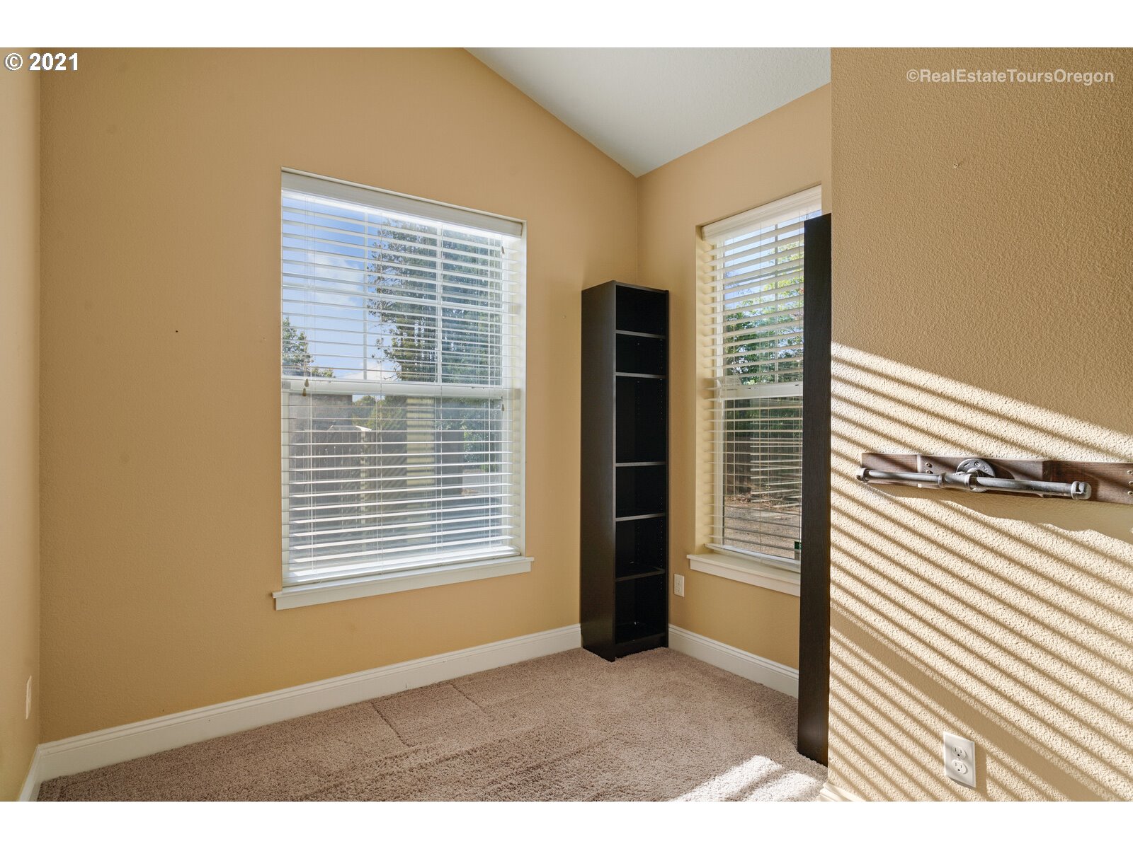 2213 Southeast Minter Bridge Road Hillsboro, OR 97123 - Photo 12 of 30 Gallery Image 12