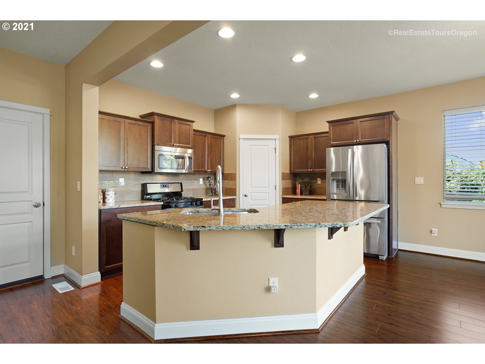 2213 Southeast Minter Bridge Road Hillsboro, OR 97123 - Photo 7 of 30 Gallery Image 7