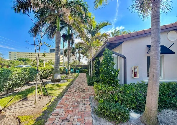 $2,000 | 201 South Ocean Boulevard, Unit 2, Boca Raton, FL 33432