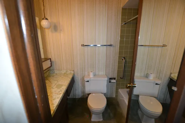 $189,000 | 9620 South Komensky Avenue, Unit 305, Oak Lawn, IL 60453