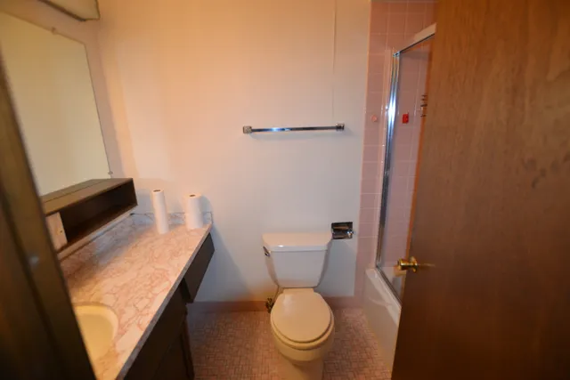 $189,000 | 9620 South Komensky Avenue, Unit 305, Oak Lawn, IL 60453