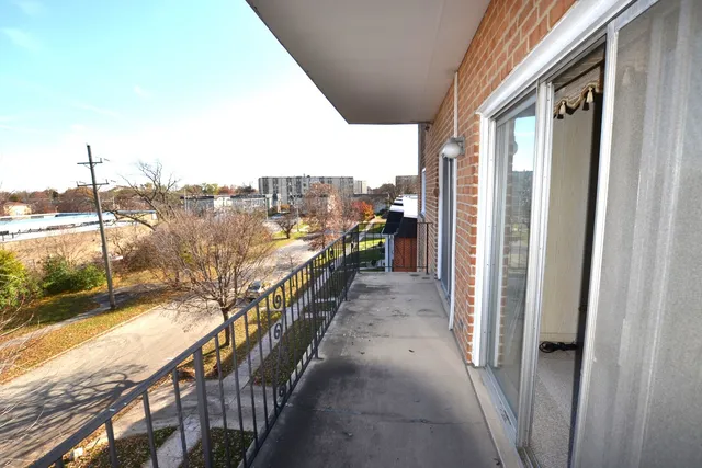 $189,000 | 9620 South Komensky Avenue, Unit 305, Oak Lawn, IL 60453